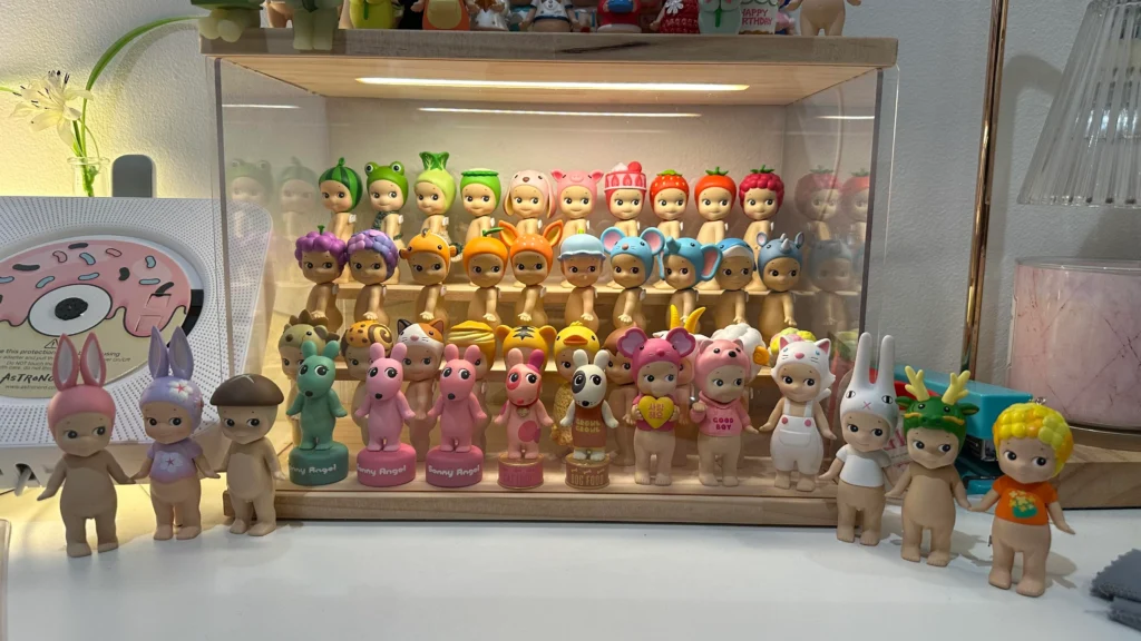 coleccion colecion de sonny angels expuesta en vitrina