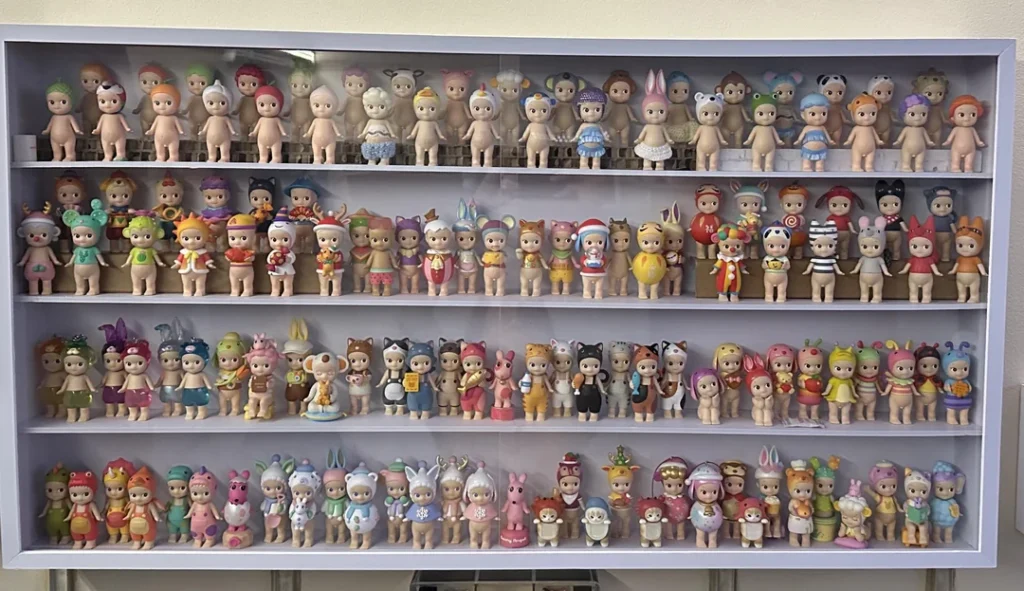estanteria_de_pared_para _figuras_coleccionables estanteria de pared con sonny angel